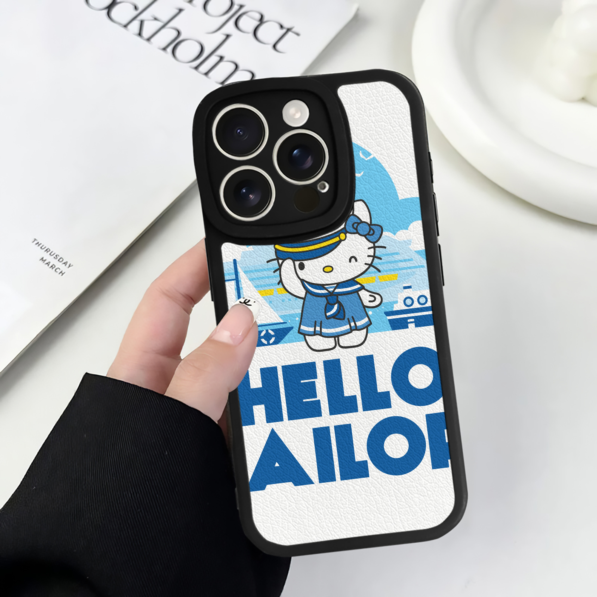 （画像用） Hello Kitty ハローキティ 【iPhone 16シリーズ対応】シリコンスマホケース（レザー調） 材質：シリコン
